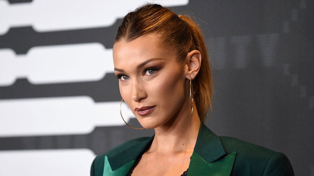 Bella Hadid: Δείτε την να διαδηλώνει με μαντήλα στη Νέα Υόρκη