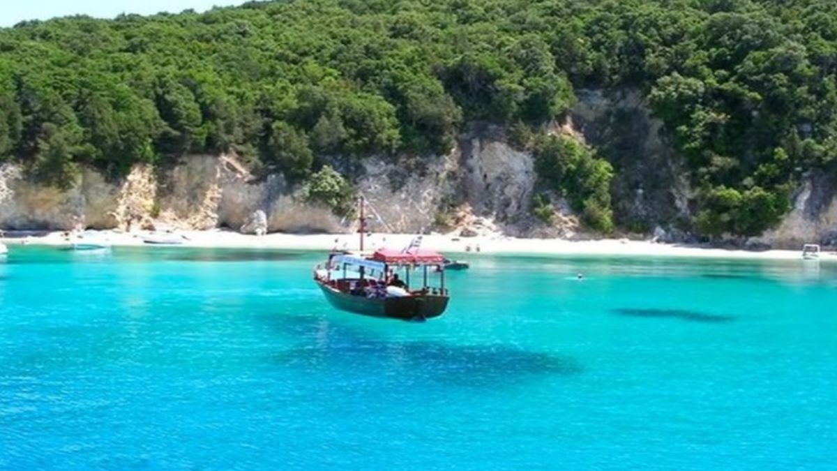 Πισίνα στα Σύβοτα: Η εξωτική παραλία με τα διάφανα τιρκουάζ νερά που θυμίζει γαλάζια λίμνη