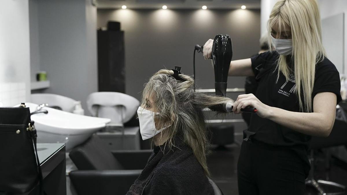 «Φωτιά» τα τηλέφωνα σε κομμωτήρια και κουρεία – Τρέχουν να γλιτώσουν τα rapid test