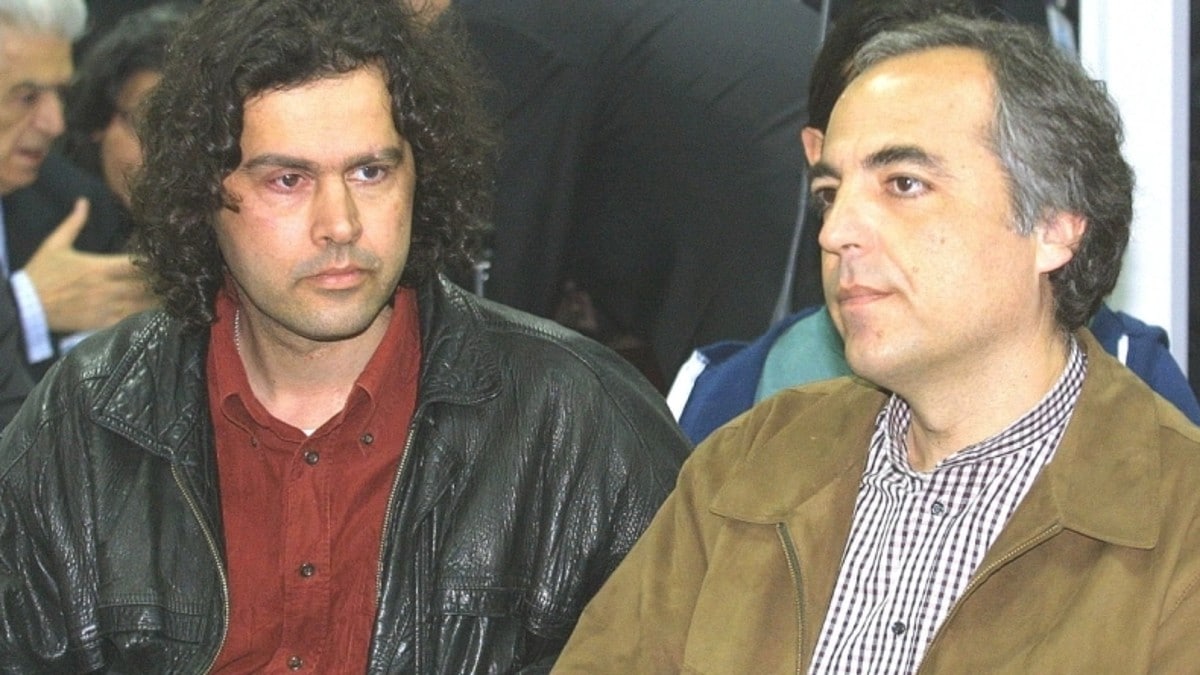 Σαν σήμερα: 20 χρόνια από τη νύχτα που χτυπήθηκε η «17 Νοέμβρη» – Πώς ένα… κινέζικο ρολόι σήμανε την αρχή του τέλους της οργάνωσης (video)
