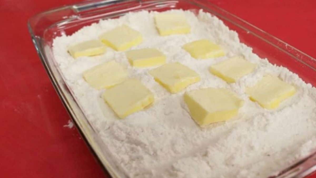 Απλώνει αλεύρι στο πυρέξ και ρίχνει κομματάκια βούτυρο. Το αποτέλεσμα; Θα σας ξετρελάνει!
