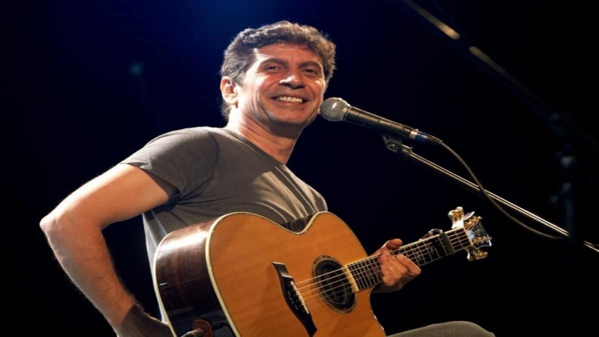 O Σωκράτης Μάλαμας μαζί με την κιθάρα και τα τραγούδια του έρχεται στην Τεχνόπολις