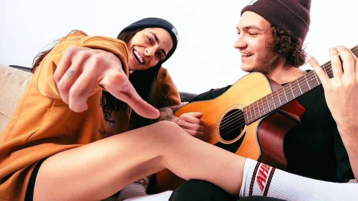 Ποιος Γιώργος Κατσαούνης; Η Μυριέλλα Κουρεντή και ο John Λυγνός κυκλοφόρησαν το πρώτο τους κοινό τραγούδι – Το ερωτικό video clip