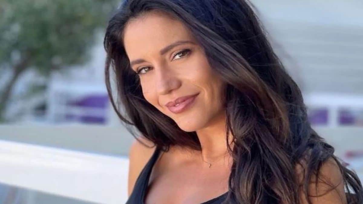 Η Ελένη Βαϊτσου έβγαλε την μπλούζα και πόζαρε στον καναπέ (ΦΩΤΟ)