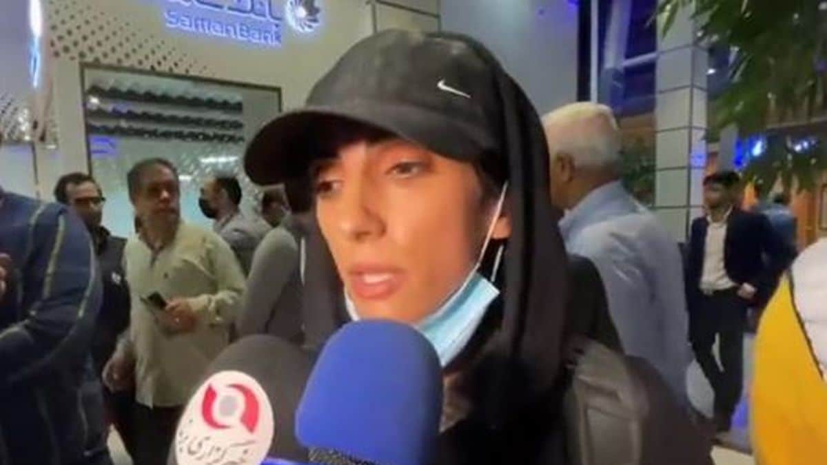Ιράν: Αποθέωση στην Τεχεράνη για την αθλήτρια Ελνάζ Ρεκαμπί – Συμμετείχε σε αγώνες χωρίς μαντήλα