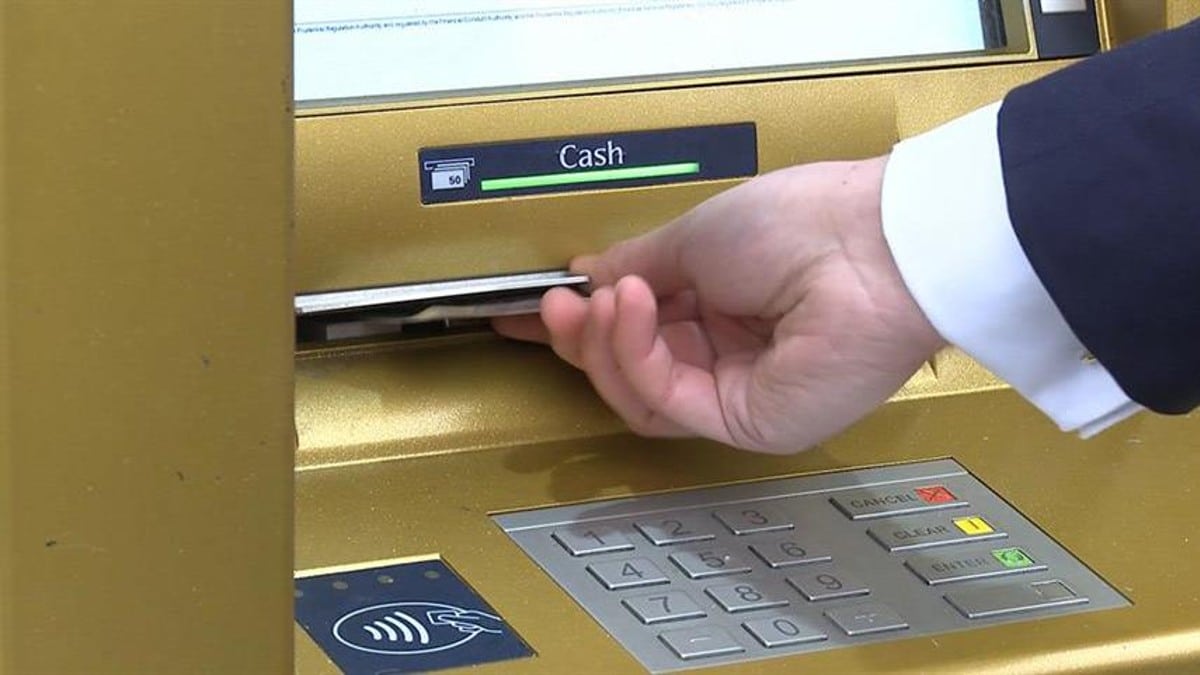 Απάτη «ρουφήχτρα» σε τράπεζες – Αν δείτε αυτό το πληκτρολόγιο σε ΑΤΜ μη βγάλετε χρήματα
