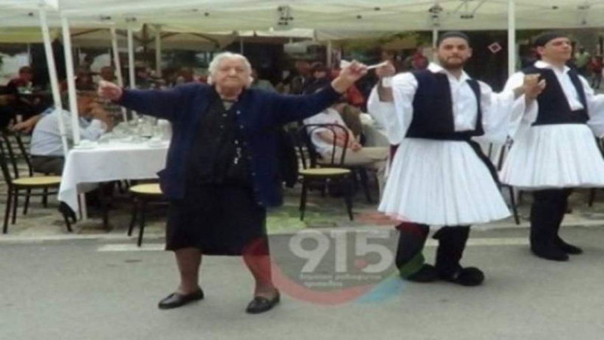 Το τσάμικο της λεβέντισσας γιαγιάς: Μόλις άκουσε αυτό το τραγούδι  άφησε τη μαγκούρα και εξέπληξε τους πάντες (video)