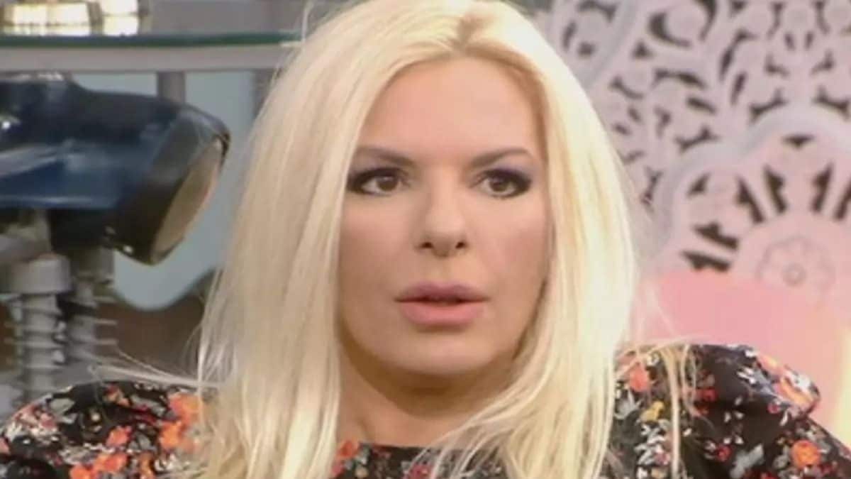 Άμεσο κάρφωμα από την Αννίτα Πάνια – «Σας απαντώ με τραγούδι…»