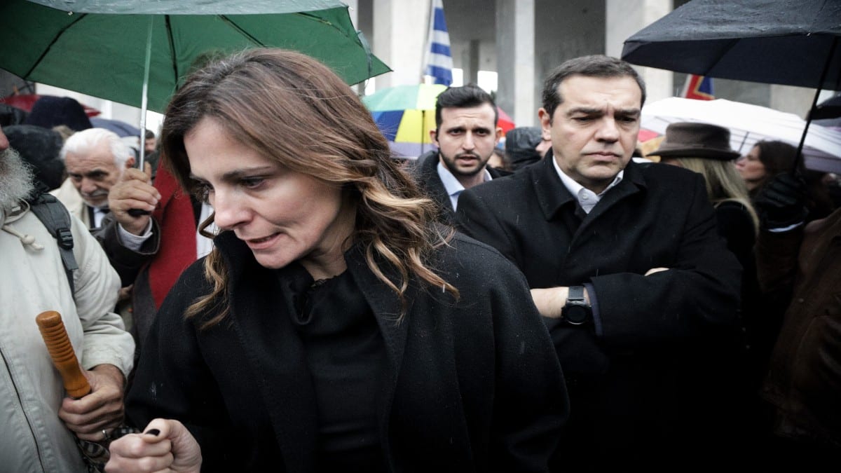 Πέθανε η μητέρα της Μπέτυς Μπαζιάνα – Ακύρωσε την ομιλία του στη Βουλή ο Αλέξης Τσίπρας