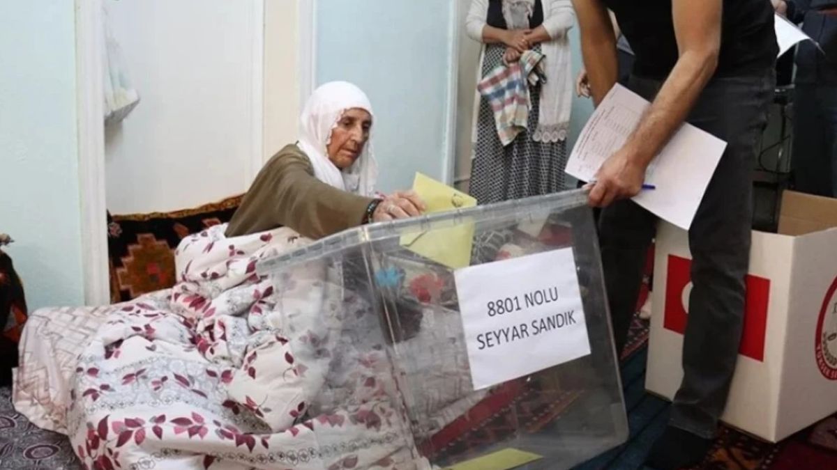 Εκλογές στην Τουρκία: Μεταφέρουν τις κάλπες μέχρι και στα σπίτια ασθενών για να ψηφίσουν (video)
