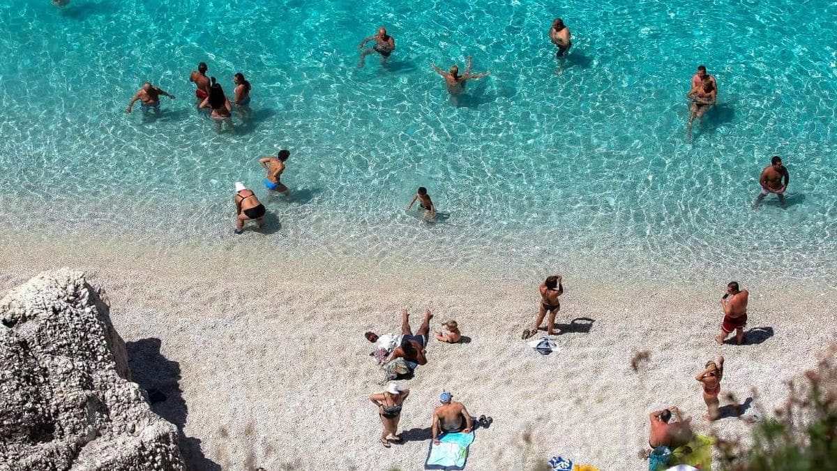 Γαλάζιες Σημαίες: Δεύτερη παγκοσμίως η Ελλάδα – Ρεκόρ με 617 βραβευμένες ακτές, με πρώτη τη Χαλκιδική