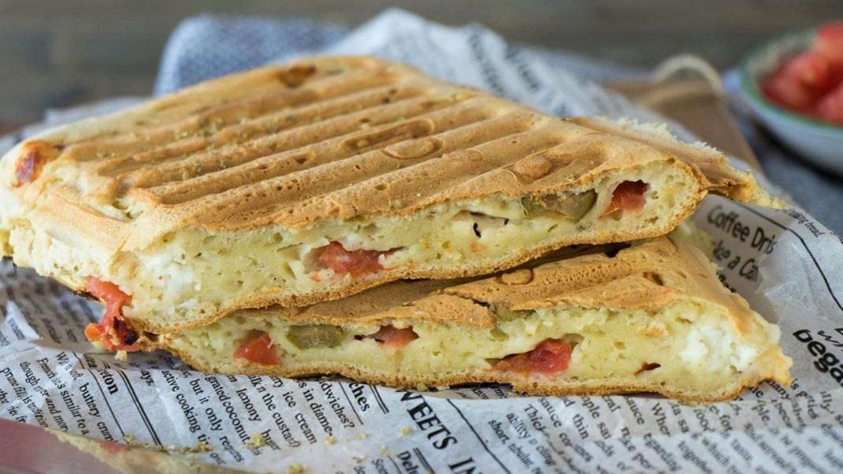 Αλμυρά pancakes με φέτα στην τοστιέρα – Θα γίνουν ανάρπαστα!