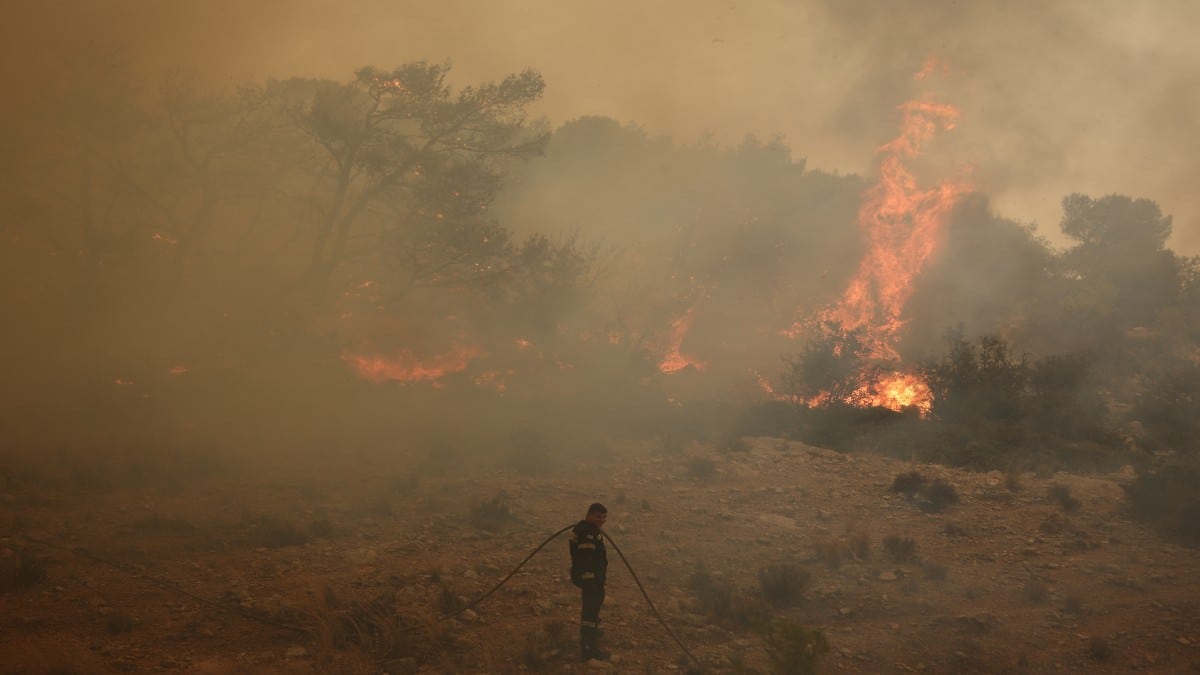 Φωτιά στα Δερβενοχώρια: Εντολή εκκένωσης του χωριού Λεύκα! Μάχη να μην περάσει στον δρυμό της Πάρνηθας – Η εικόνα από όλα τα πύρινα μέτωπα (Video)