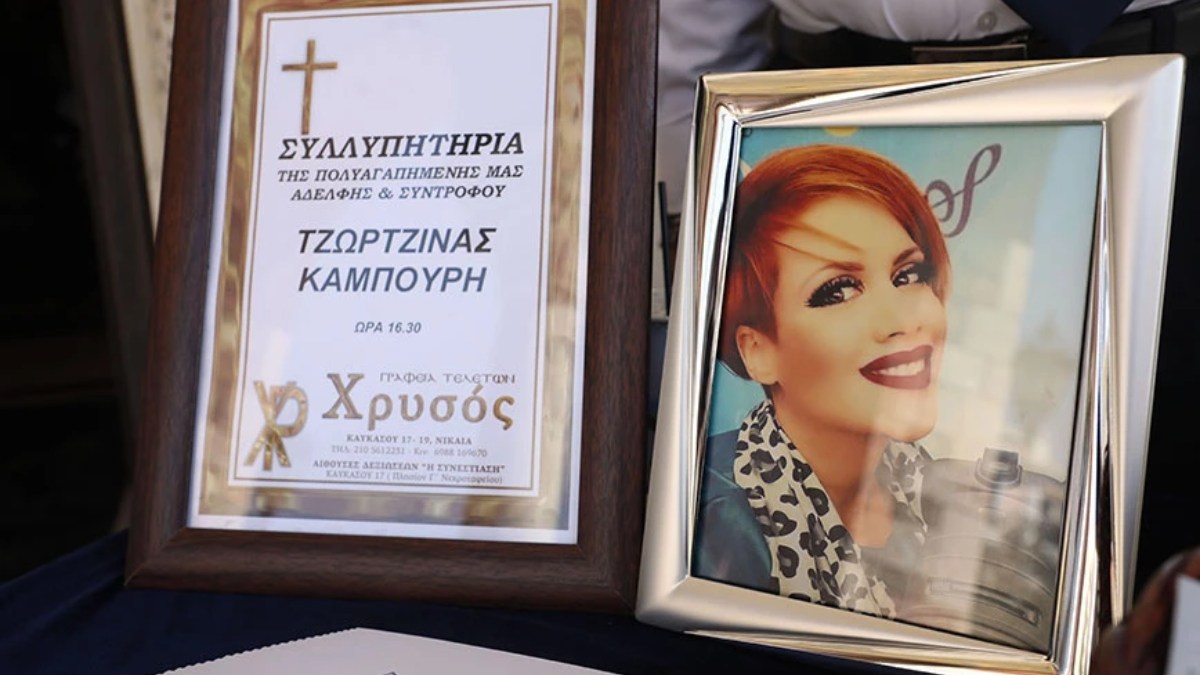 Τζίνα Ντρούλις: Τραγική φιγούρα ο Φίλιππος Καμπούρης στην κηδεία της αδελφής του (photo)