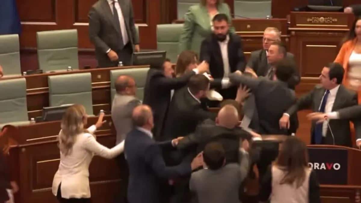 Κόσοβο: Στα χέρια πιάστηκαν βουλευτές μέσα στη Βουλή – Πέταξαν νερό στον πρωθυπουργό (Video)