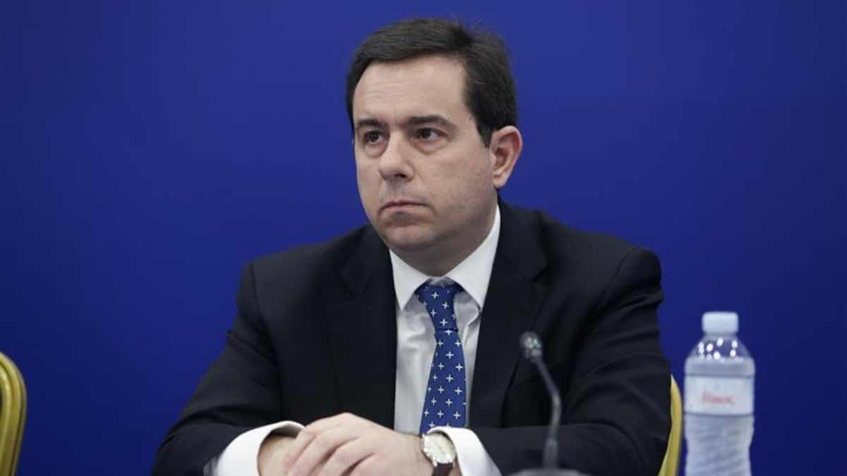Το Twitter «γλεντάει» τον Νότη Μηταράκη – «Έμεινε στο υπουργείο όσο κρατάει ένας γάμος του Γκλέτσου»