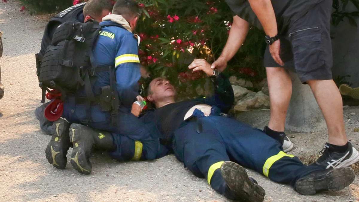 Κατέρρευσε πυροσβέστης στο μέτωπο φωτιάς στη Νέα Πέραμο! (video)