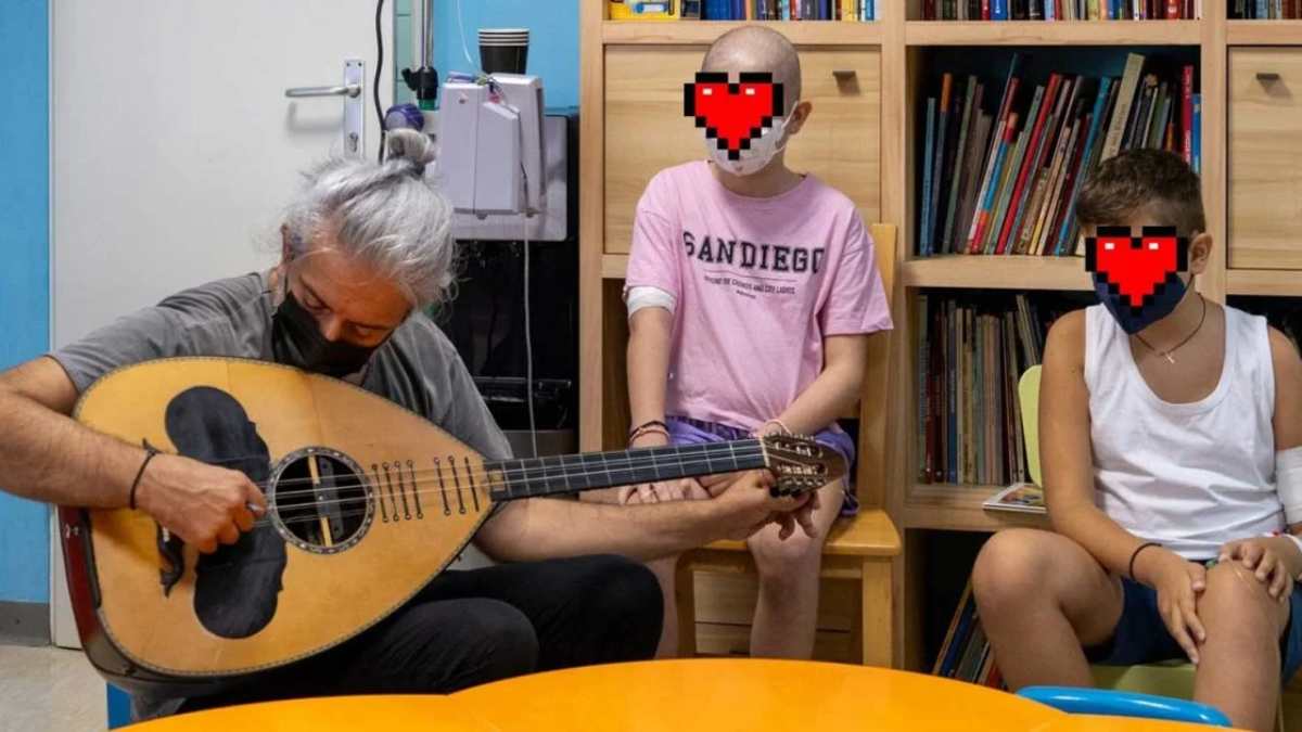 O Γιάννης Χαρούλης βρέθηκε στο πλευρό των παιδιών που παλεύουν με τον καρκίνο – Τραγούδησε και έπαιξαν μαζί μουσική