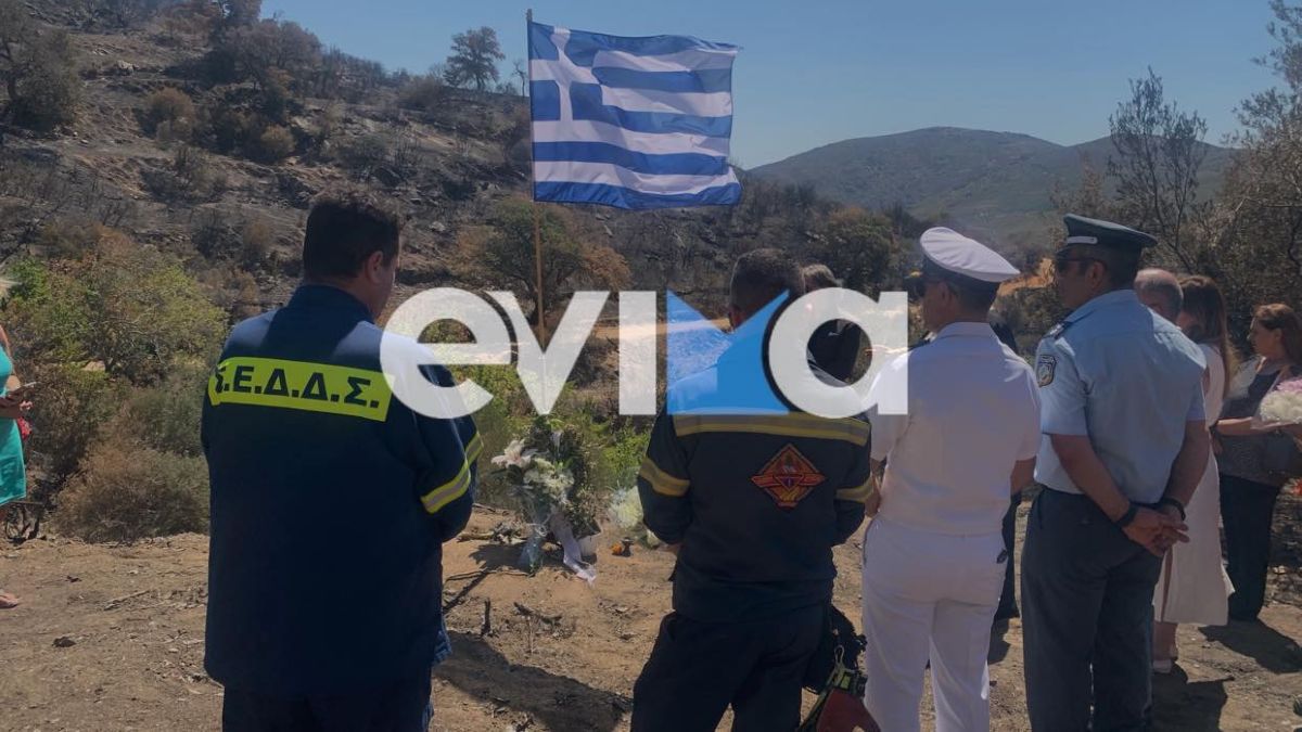 Πτώση Canadair στην Κάρυστο: Σκηνές αρχαίας τραγωδίας στο μνημόσυνο των πιλότων – «Λύγισε» ο ιερέας (videos-photos)