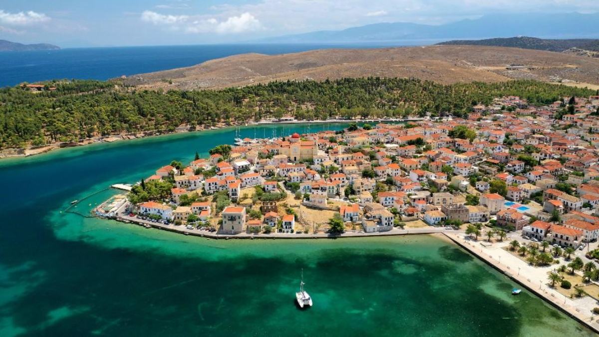 Γαλαξίδι: Ο ιδανικός προορισμός για φθινοπωρινή απόδραση – Το πανέμορφο «νησί» της Φωκίδας