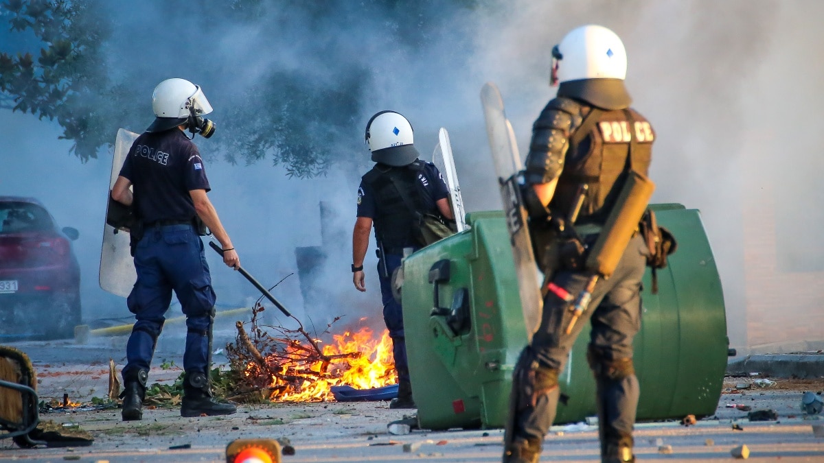 Επεισόδια έξω από το Οικονομικό Πανεπιστήμιο Αθηνών – Έκλεισε η Πατησίων