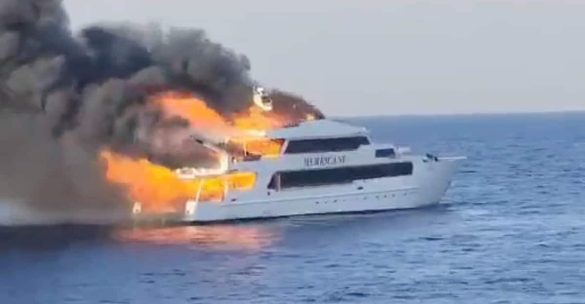 Συναγερμός στα Κουφονήσια: Φωτιά σε θαλαμηγό με 22 επιβάτες