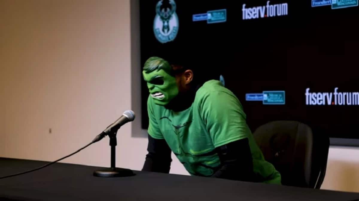 NBA: Ντυμένος Hulk πήγε ο Γιάννης Αντετοκούνμπο στη συνέντευξη Τύπου αφότου διέλυσε τους Χιτ – «Μην φοβάστε…» (video)