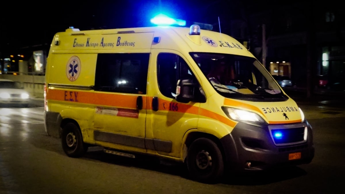 Σοβαρό τροχαίο στη Βούλα: 23χρονη «καρφώθηκε» με το αυτοκίνητό της σε δέντρο – Νοσηλεύεται βαριά τραυματισμένη