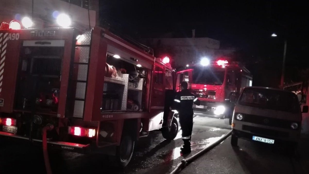 Φωτιά σε ψητοπωλείο στην Πεύκη – Τραυμάτισαν εργαζόμενο του καταστήματος