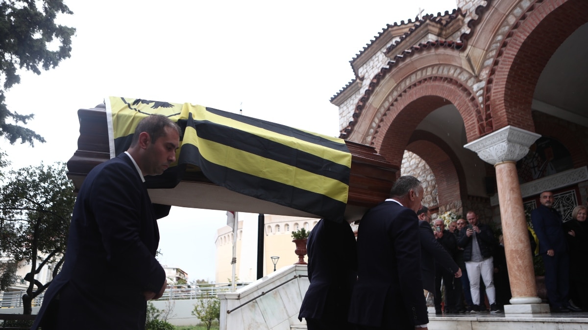 «Κλαίει» κι ο Θεός σήμερα (16/12): Ο ποδοσφαιρικός κόσμος αποχαιρετά τον Κώστα Νεστορίδη – Σε λαϊκό προσκύνημα η σορός του πλάι στο γήπεδο της ΑΕΚ (photos)