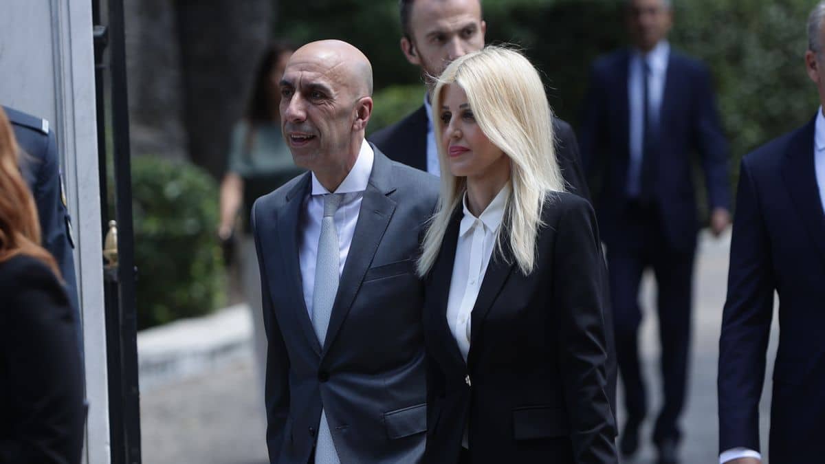 «Κουφέτα» στη Νέα Δημοκρατία: Παντρεύτηκαν ο Γιάννης Μπρατάκος και η Έλενα Ράπτη