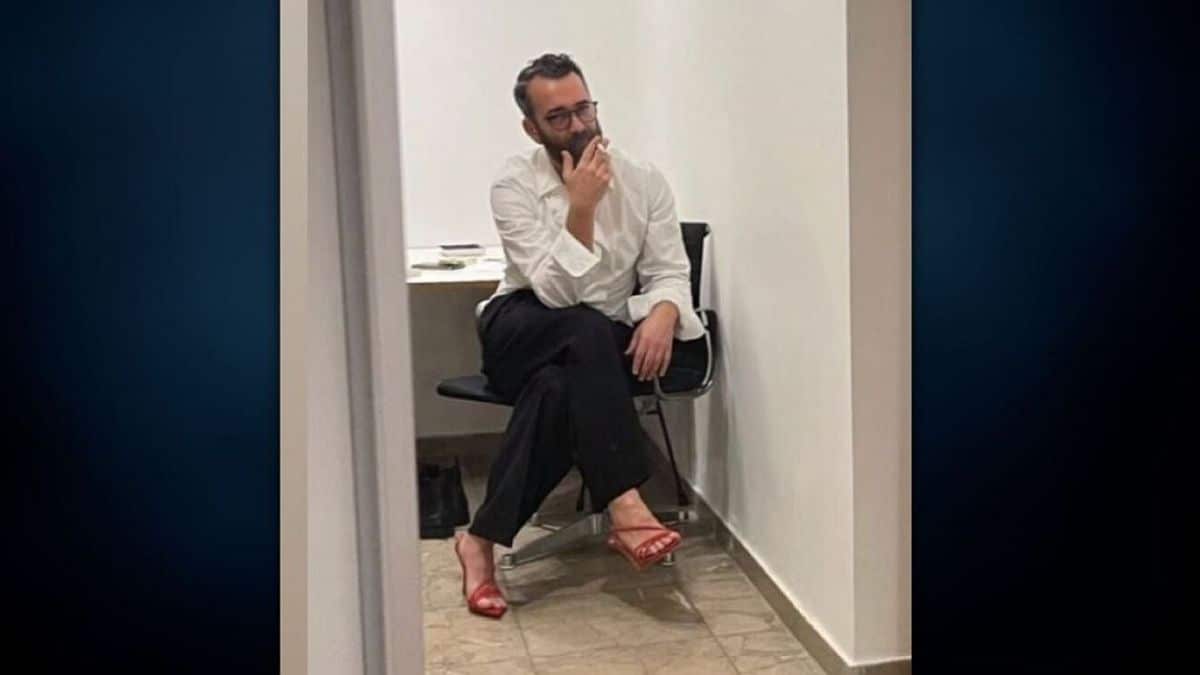 Το χάρηκε με το ψυχή του: Ο Άγγελος Μπράτης πανηγύρισε το νομοσχέδιο για τα ομόφυλα ζευγάρια με κόκκινα ψηλοτάκουνα