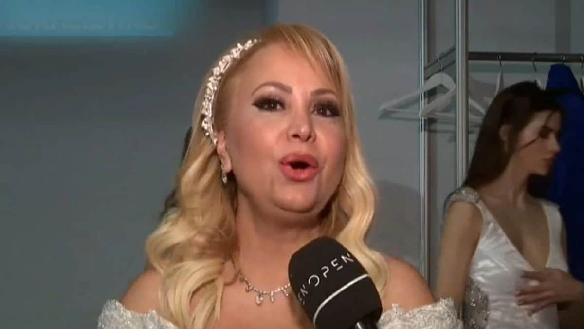 Ντυμένη νυφή η Τέτα Καμπουρέλη: «Δεν μου καίγεται καρφί!» – Η αιχμηρή απάντηση στον Βασίλη Γκουρούση