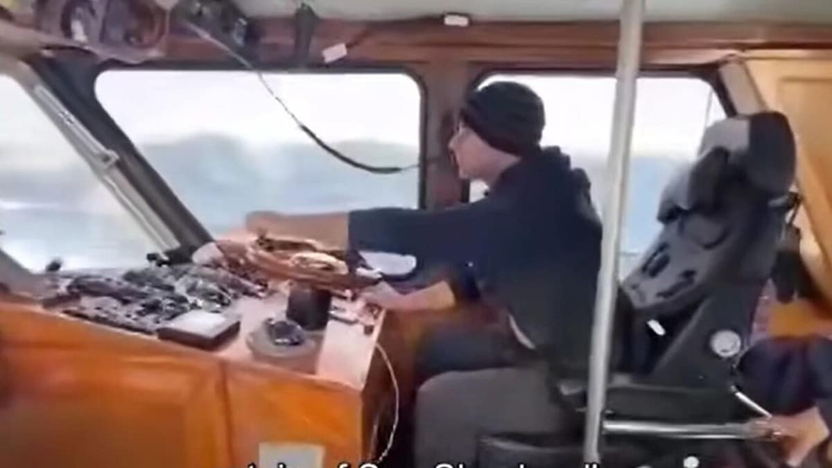 Πτώση F-16: Πλοίο σπεύδει να σώσει τον πιλότο (video)