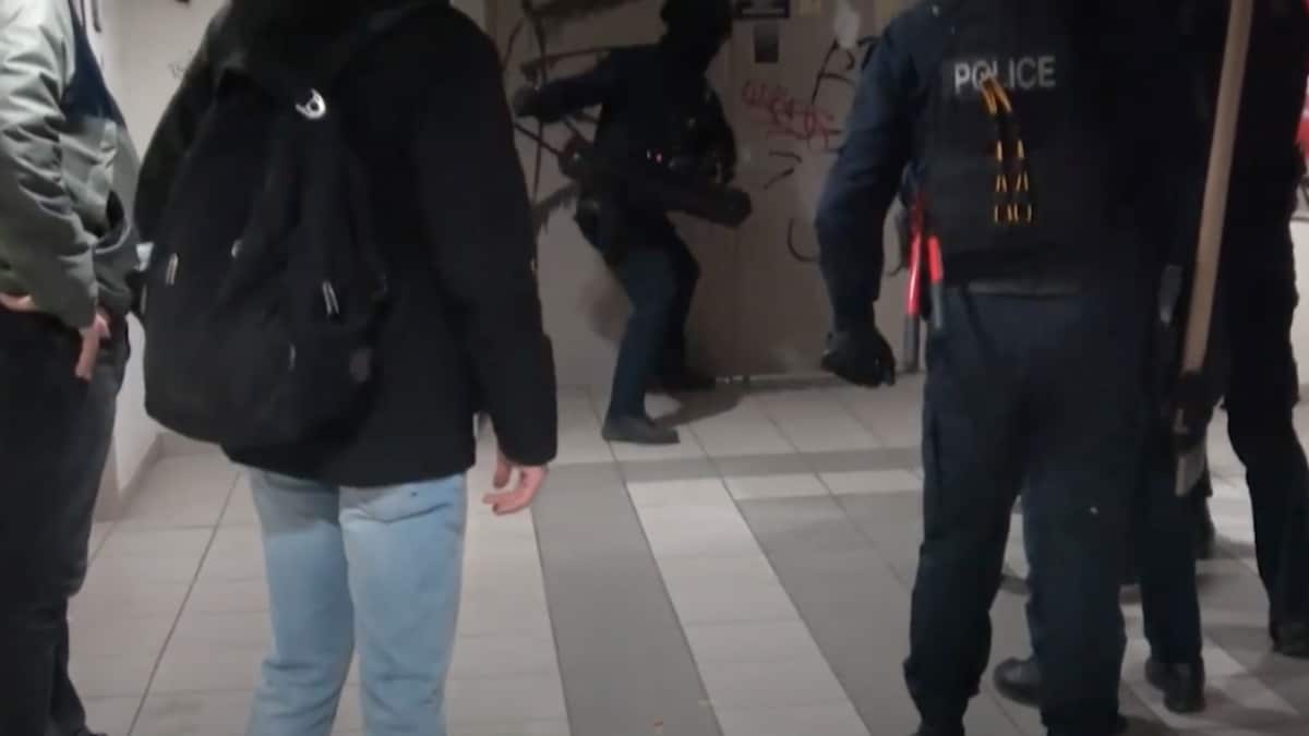 Πανεπιστημιούπολη: Καρέ-καρέ η έφοδος της ΕΛΑΣ στις φοιτητικές εστίες – Συνελήφθησαν τρία άτομα