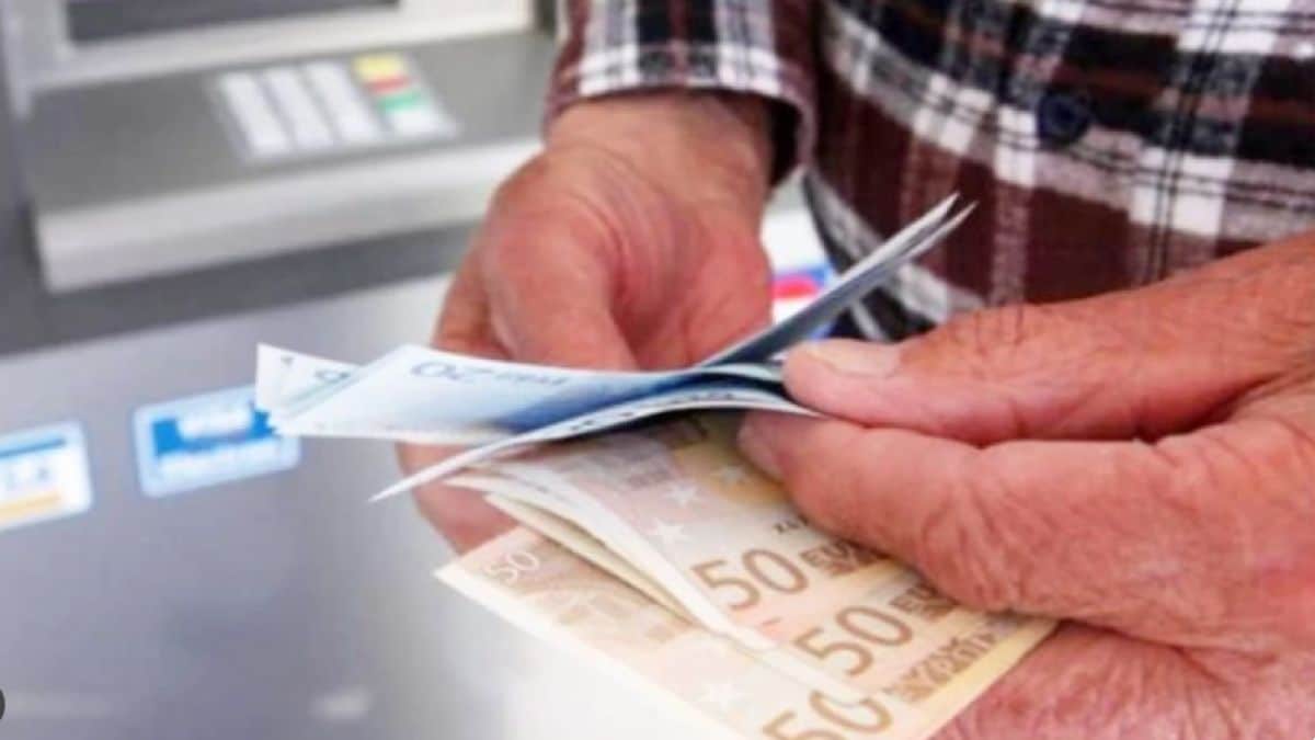 Συντάξεις Απριλίου: Γεμίζουν χρήμα οι λογαριασμοί – Πότε πληρώνεστε