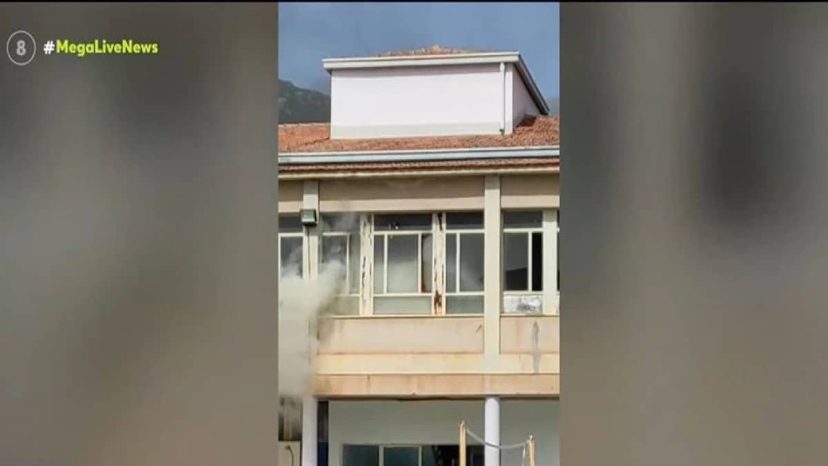 Βίντεο από τη φωτιά σε ΕΠΑΛ στην Άμφισσα: Πυκνοί καπνοί και μαθητές να ζητούν βοήθεια στο παράθυρο (video)