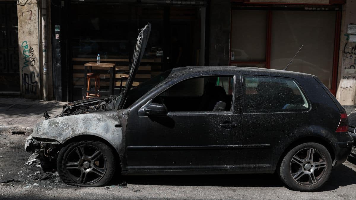 Τέσσερις συλλήψεις για την έκρηξη βόμβας σε βενζινάδικο στον Πειραιά και σε κάβα στην Καλλιθέα