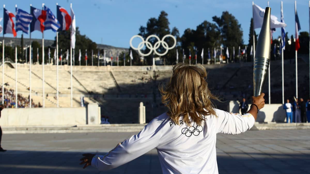 Καλλιμάρμαρο: Η Αθήνα παρέδωσε την Ολυμπιακή Φλόγα στο «Παρίσι 2024» – Η λαμπρή τελετή με Μούσχουρη, Αλιάγα και Σάττι (video)