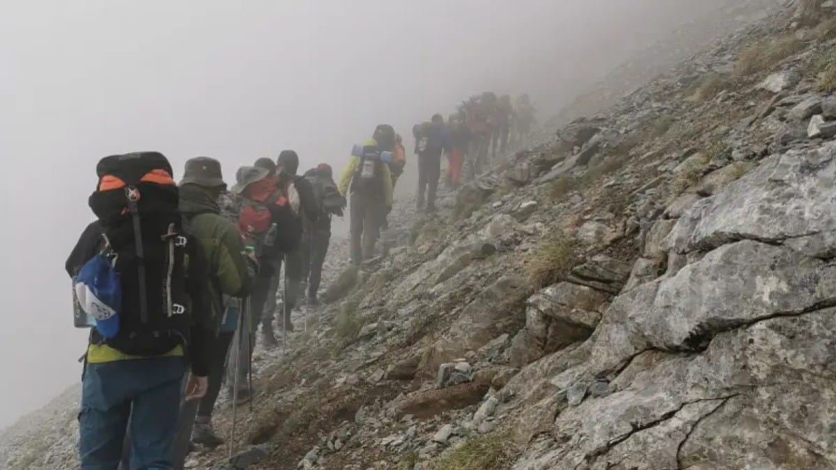 Όλυμπος: Επιχείρηση απεγκλωβισμού τραυματία που έπεσε σε χαράδρα