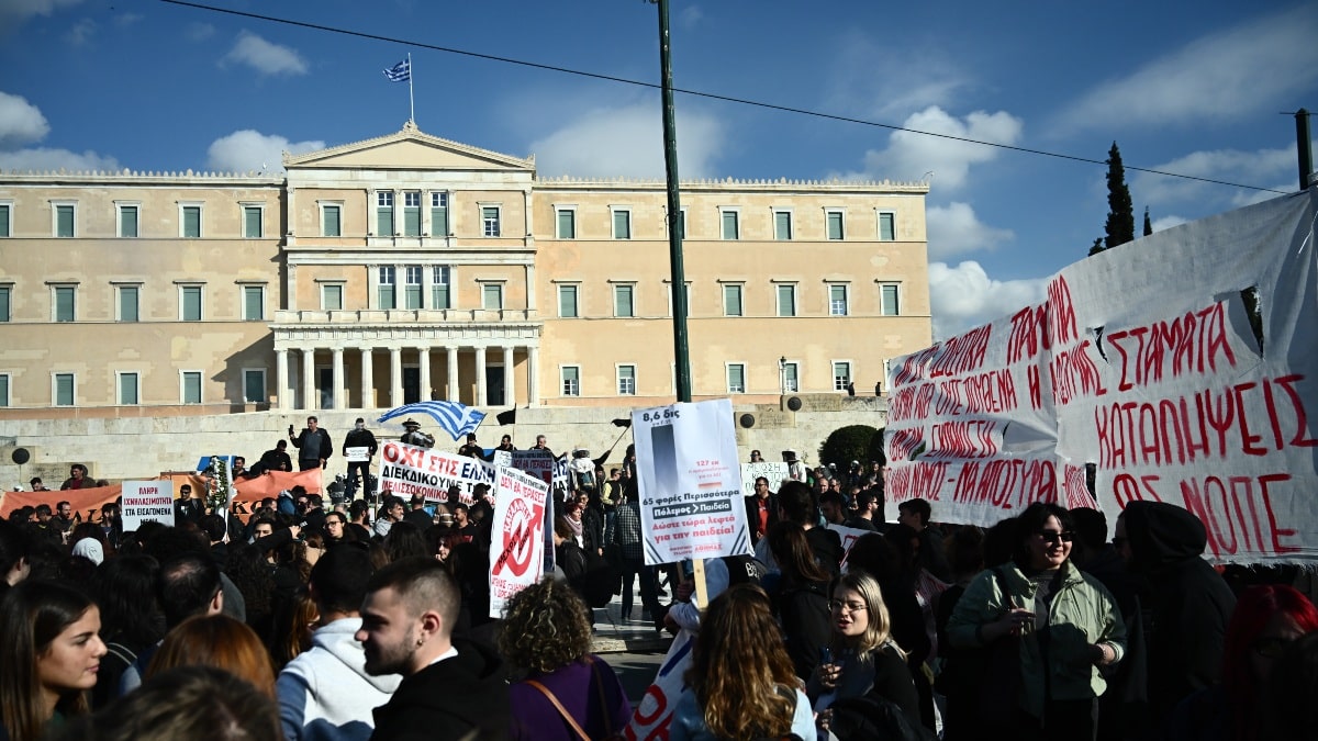 Reuters: «Η ηρεμία στην Ελλάδα έχει αποκατασταθεί, στο Σύνταγμα δεν έχει διαδηλωτές αλλά μουσικούς που διασκεδάζουν τους τουρίστες»