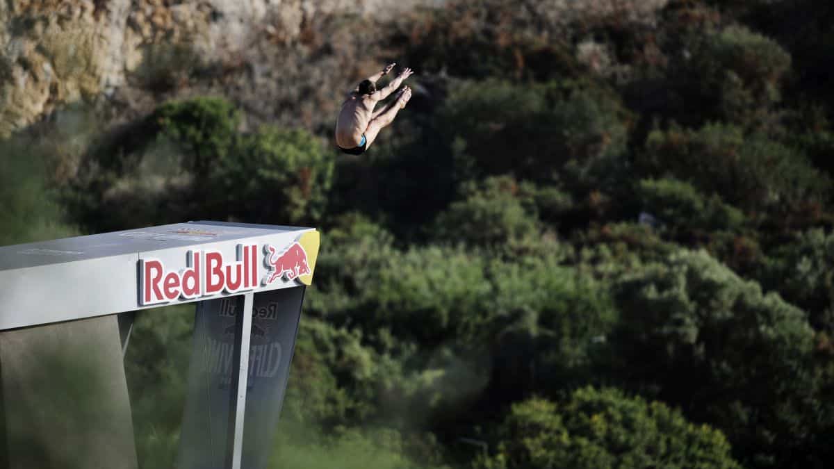 Ποιοι θα είναι οι τυχεροί που θα παρακολουθήσουν τον τελικό του Red Bull Cliff Diving στη Λίμνη Βουλιαγμένη