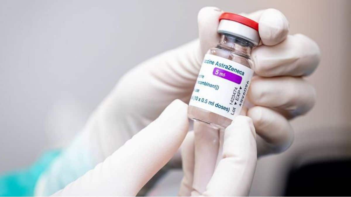 Απέσυρε το εμβόλιο covid η AstraZeneca: Μπορεί να προκαλέσει σπάνια και επικίνδυνη παρενέργεια