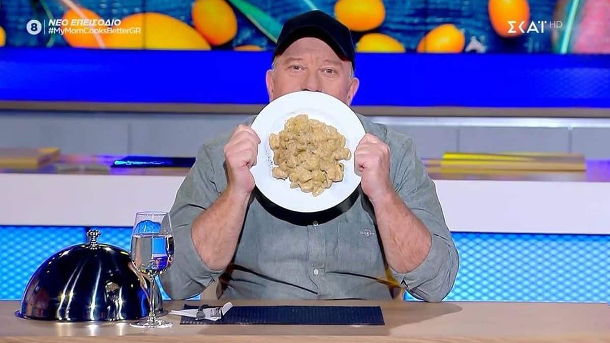 Επικό σκηνικό on air: Τα μακαρόνια έγιναν στόκος και ο Μποτρίνι τα έκανε… κορνίζα – «Είναι σαν να τα έχεις κολλήσει με οξυγονοκόλληση»