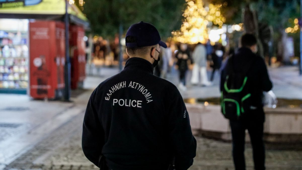 «Έπαθε κρίση πανικού και λιποθύμησε» – Πώς άγωστος άντρας επιτέθηκε σε νεαρή κοπέλα στην Ερμού