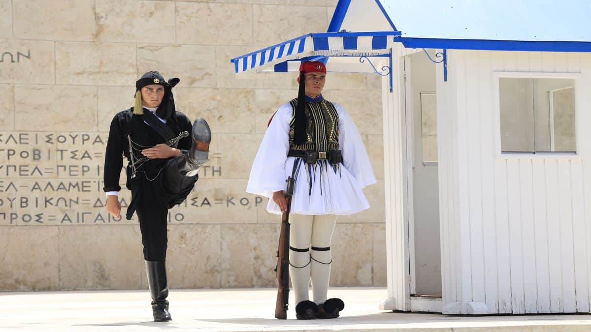 Η αλλαγή της προεδρικής φρουράς εις μνήμην της Γενοκτονίας των Ποντίων: Με παραδοσιακή ποντιακή στολή οι Εύζωνες