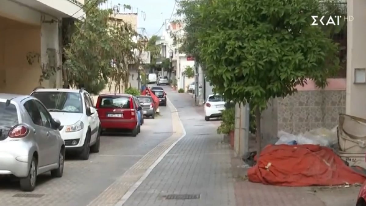 Ντροπή στο Πέραμα: Έφτιαξαν μονοπάτι για τυφλούς στη μέση του δρόμου (video)