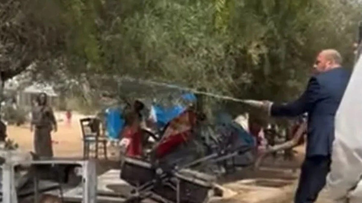 Σάλος στο Πέραμα: Ο δήμαρχος καταβρέχει με μάνικα πράγματα των Ρομά – «Ή θα ξεβρωμίσουμε ή θα χολεριάσουμε» (video)