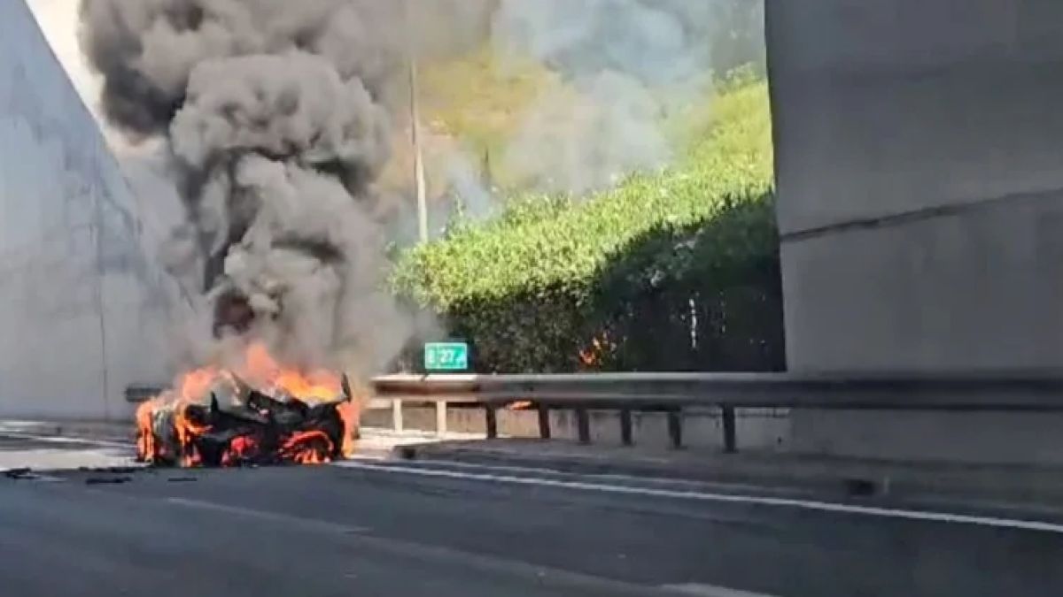 Στις φλόγες Supercar: Έγινε παρανάλωμα του πυρός στην Αττική Οδό – Δείτε βίντεο και φωτογραφίες