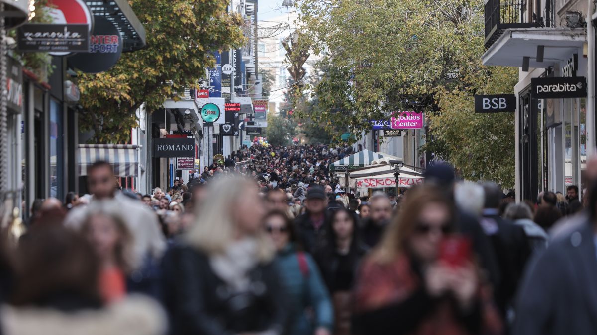 Αγίου Πνεύματος: Ποια καταστήματα θα είναι ανοιχτά αύριο – Τι ισχύει για τράπεζες, φαρμακεία και βενζινάδικα